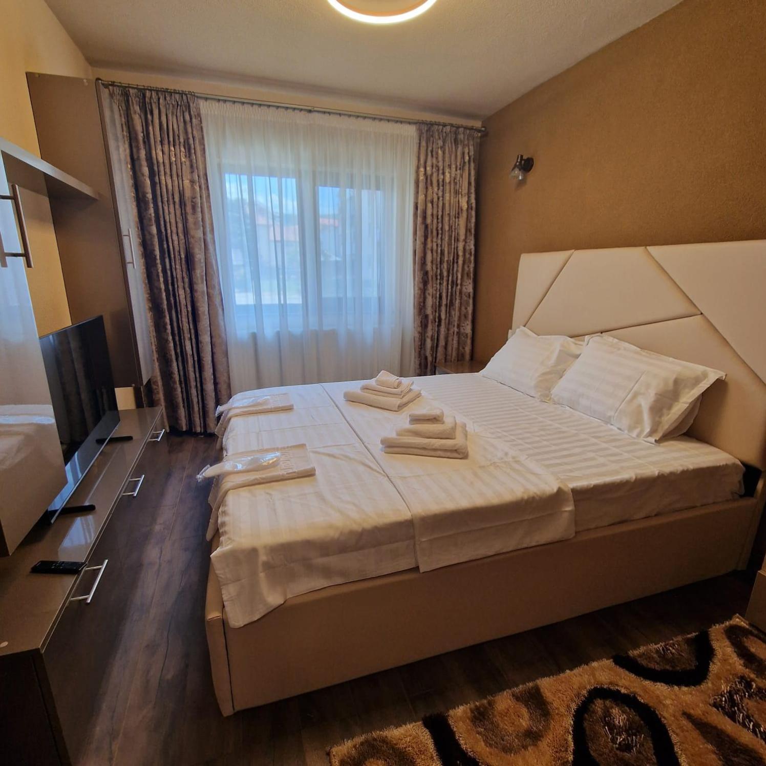 Apartament Iulius 4 Curtea de Argeş Esterno foto