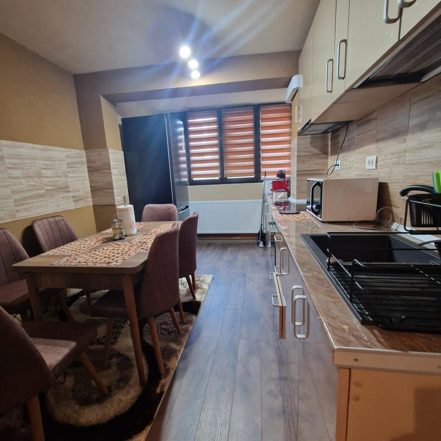 Apartament Iulius 4 Curtea de Argeş Esterno foto