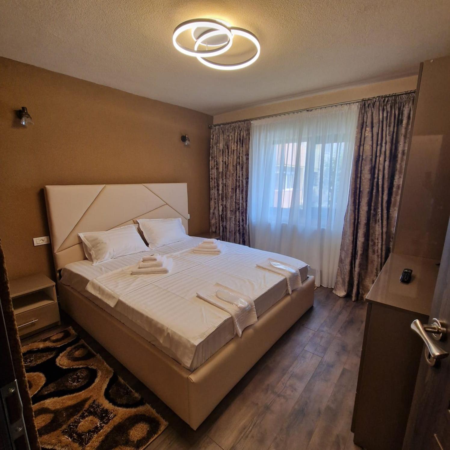 Apartament Iulius 4 Curtea de Argeş Esterno foto